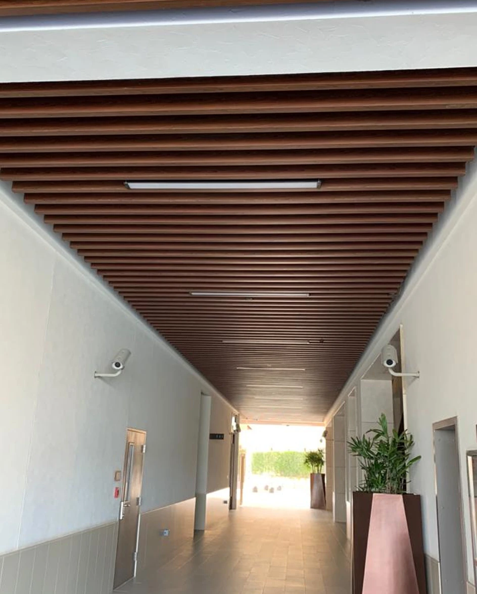 Linear aluminium baffle ceiling with aligned profiles installed by HG Walls